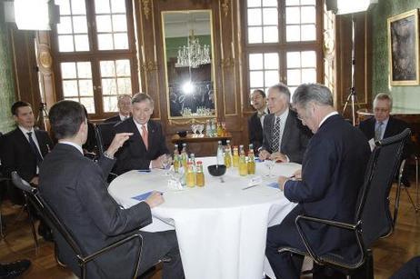 Bundespräsident Horst Köhler (2.v.l.) im Gespräch mit Erbprinz Alois von und zu Liechtenstein (l.) während eines informellen Treffens (r.: Heinz Fischer, Bundespräsident Österreichs; 2.v.r.: Moritz Leuenberger, Bundespräsident der Schweiz).