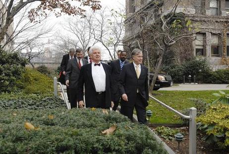 Bundespräsident Horst Köhler (r.) im Gespräch mit Günter Blobel, deutsch-amerikanischer Nobelpreisträger (l.), im Park der Rockefeller University.