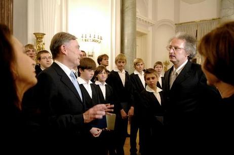 Bundespräsident Horst Köhler (l.) im Gespräch mit Kreuzkantor Roderich Kreile (r.) im Schloss Bellevue (i.H.: Mitglieder des Dresdner Kreuzchores).