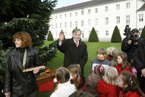 Bundespräsident Horst Köhler mit Schülern der Anne-Frank-Grundschule, die im Park von Schloss Bellevue Adventslieder singen.