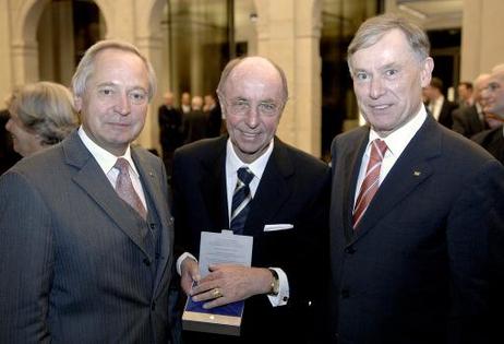 Bundespräsident Horst Köhler (r.) mit Berthold Leibinger, Aufsichtsratsvorsitzender der TRUMPF GmbH (M.) und Ernst O. Göbel, Präsident der Physikalisch-Technischen Bundesanstalt und Vorsitzender des Stiftungsrates der Stiftung Werner-von-Siemens-Ring.