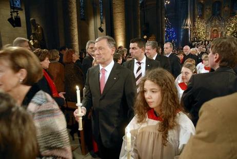 Bundespräsident Horst Köhler (mit einer Kerze) während der ZDF-Fernsehaufzeichnung 'Weihnachten mit dem Bundespräsidenten aus der Benediktinerabtei Maria Laach'.