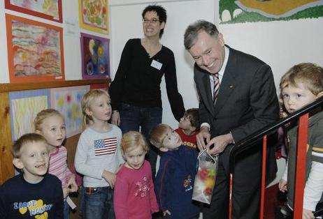 Bundespräsident Horst Köhler mit Kindern der Kindertagesstätte Zwergenvilla in Berlin- Köpenick.