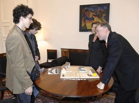 Bundespräsident Horst Köhler und seine Frau Eva Luise mit den Gewinnern des Preisausschreibens für Kinder und Jugendliche, Lukas Arenz und Tilo Schmidt.