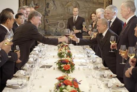 Bundespräsident Horst Köhler (l.) und Norodom Sihamoni, König von Kambodscha (r.), beim Toast während eines Mittagessens in der Villa Hammerschmidt.