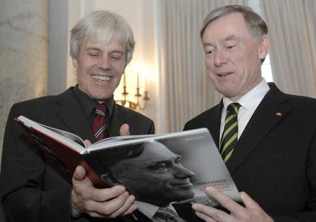 Bundespräsident Horst Köhler (r.) während einer Buchübergabe 'Horst Köhler - Der Mensch, der Präsident' durch den Fotografen Christian Irrgang (l.) im Schloss Bellevue.