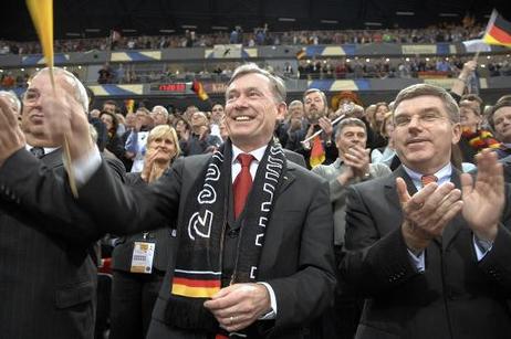 Bundespräsident Horst Köhler (M.) während des Handball-Weltmeisterschaftsspiels Deutschland-Spanien (r.: Thomas Bach, Präsident des Deutschen Olympischen Sportbundes).