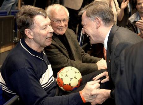 Bundespräsident Horst Köhler gratuliert Joachim Deckarm, ehemaliger Handball-Nationalspieler, zum Geburtstag am Rande der Eröffnung der Handball-Weltmeisterschaft in der Max-Schmeling-Halle.