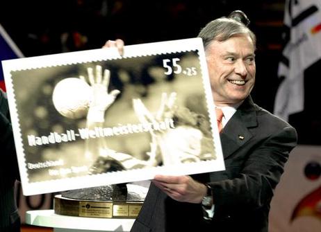 Bundespräsident Horst Köhler mit der Sonder-Briefmarke zur Handball-Weltmeisterschaft.