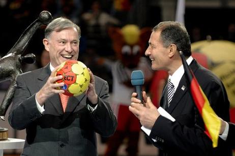 Bundespräsident Horst Köhler (l. mit Handball) und Hassan Moustafa, Präsident des Handball-Weltverbandes (r. mit Mikrofon), während der Eröffnung der Handball-Weltmeisterschaft in der Max-Schmeling-Halle.