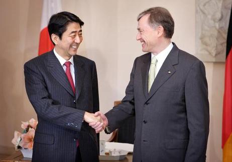 Bundespräsident Horst Köhler (r.) empfängt im Schloss Bellevue den japanischen Ministerpräsidenten Shinzo Abe.
