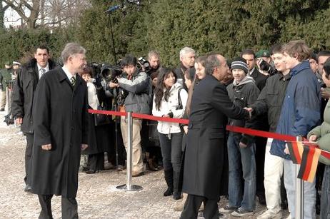 Bundespräsident Horst Köhler und Felipe Calderón Hinojosa, Präsident Mexikos, begrüßen jugendliche Zuschauer im Park von Schloss Bellevue.