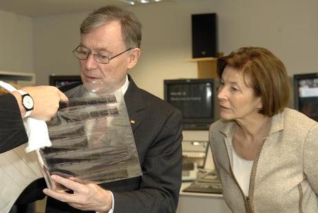 Bundespräsident Horst Köhler und seine Frau Eva Luise informieren sich im Video- und Tonarchiv der Stasi-Unterlagenbehörde.