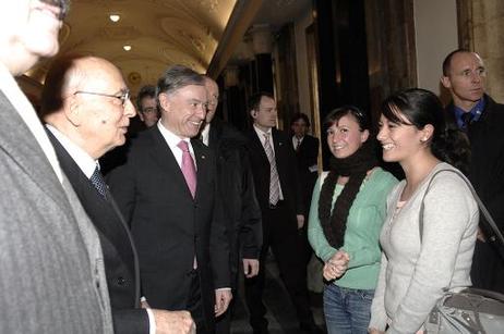 Bundespräsident Horst Köhler und Giorgio Napolitano, Präsident Italiens (2.v.l.), im Gespräch mit Studierenden der Universität Tübingen.