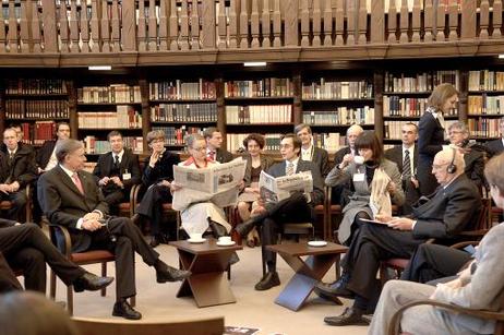 Bundespräsident Horst Köhler (l. sitzend) während einer Diskussionsveranstaltung mit Studierenden der Universität im Lesesaal der Alten Universitätsbibliothek Tübingen (r. mit Kopfhörern: Giorgio Napolitano, Präsident Italiens).