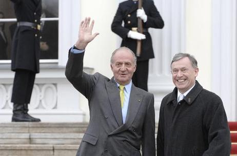 Bundespräsident Horst Köhler (r.) empfängt Juan Carlos I., König von Spanien, vor dem Schloss Bellevue.