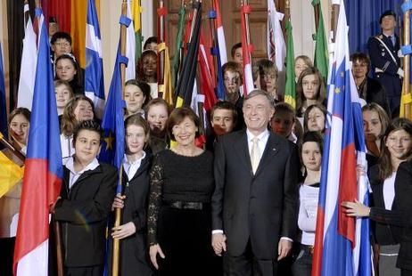 Bundespräsident Horst Köhler und seine Frau Eva Luise mit Schülerinnen und Schülern der Katholischen Schule Liebfrauen, die die Fahnen der Mitgliedsländer tragen.