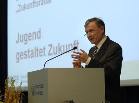 Bundespräsident Horst Köhler während einer Rede anlässlich der Verleihung des Anerkennungs- und Förderpreises 'Zukunftsradar 2030 - Jugend gestaltet Zukunft' im Boehringer Ingelheim Center.