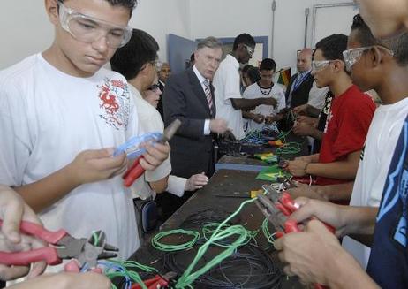 Bundespräsident Horst Köhler besucht eine Ausbildungsstätte im Kinderheim 'Lar Social Girassol' in Sao Paulo.