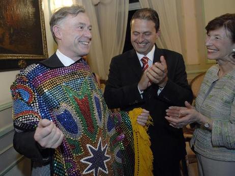 Bundespräsident Horst Köhler mit einem Pailetten besetzten Umhang (M.: Eduardo Campos, Gouverneur von Pernambuco; r.: Eva Luise Köhler).