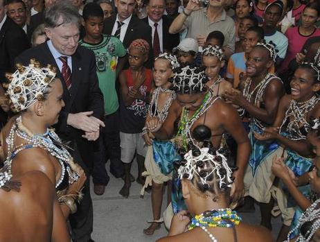 Bundespräsident Horst Köhler mit Mädchen einer Tanzgruppe (afro-brasilianischer Tanz) im Sozial- und Jugendzentrum Nascedouro.