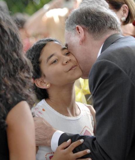 Bundespräsident Horst Köhler begrüßt ein Mädchen im Kinderheim 'Lar Social Girassol' in Sao Paulo.