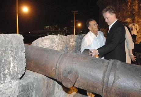 Bundespräsident Horst Köhler im Gespräch mit Nicolas Curi Vergara, Bürgermeister von Cartagena (l.), an einer historischen Kanone auf der Stadtmauer.