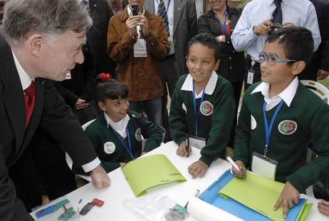 Bundespräsident Horst Köhler im Gespräch mit Kindern des Kindergartens der Firma Merck S.A. in Bogota.