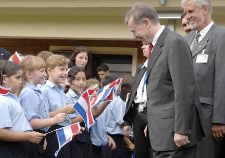 Bundespräsident Horst Köhler wird im Colegio Aleman Concordia von den Schülern mit paraguayischen Fähnchen begrüßt.