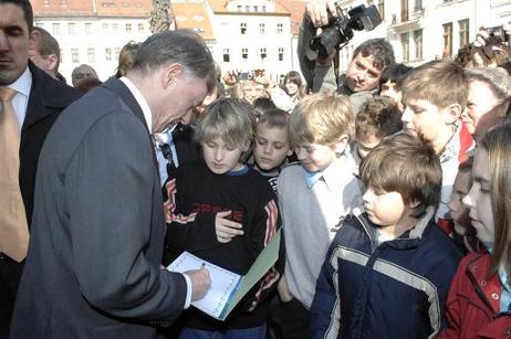 Bundespräsident Horst Köhler gibt Kindern ein Autogramm während eines Stadtrundgangs durch Teplice.