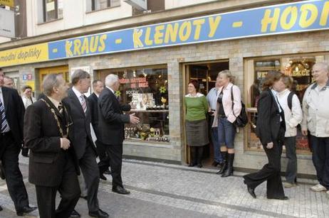 Bundespräsident Horst Köhler (M.) und Václav Klaus, Präsident Tschechiens (ganz r.), beim Stadtrundgang durch Teplice (l.: Jaroslav Kubera, Oberbürgermeister).