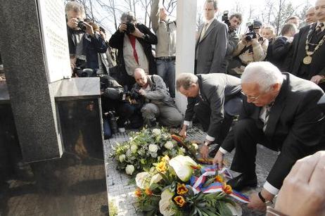 Bundespräsident Horst Köhler (l.) und Václav Klaus, Präsident Tschechiens, während einer Kranzniederlegung am Mahnmal der jüdischen Synagoge.