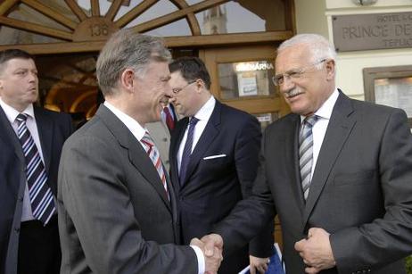 Bundespräsident Horst Köhler (l.) wird von Václav Klaus, Präsident Tschechiens, begrüßt.