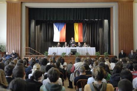 Bundespräsident Horst Köhler (M.stehend mit Mikrofon) und Václav Klaus, Präsident Tschechiens (2.v.r.), während einer Diskussion mit Absolventen und Schülern der Mittelschulen von Teplice im Erzgebirgstheater.