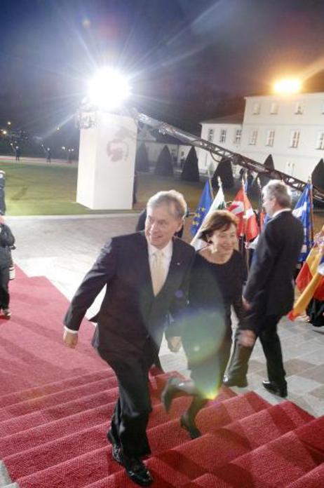 Bundespräsident Horst Köhler und seine Frau Eva Luise auf dem Weg ins Schloss Bellevue (auf dem roten Teppich) .