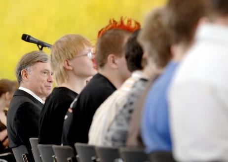 Bundespräsident Horst Köhler (l.) während der Auftaktveranstaltung zu einer Diskussionsreihe mit Schülerinnen und Schülern im Schloss Bellevue (Podiumsdiskussion über die Vergangenheit der DDR).