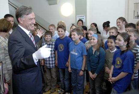 Bundespräsident Horst Köhler und seine Frau Eva Luise (dahinter) im Gespräch mit Schüler des Europäischen Gymnasiums Waldenburg.