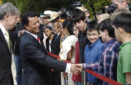 Bundespräsident Horst Köhler und Marc Ravalomanana, Präsident Madagaskars, begrüßen Schüler aus Madagaskar im Park von Schloss Bellevue.