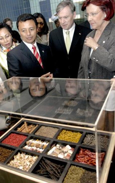 Bundespräsident Horst Köhler (M.) und Marc Ravalomanana, Präsident Madagaskars (2.v.l.), während eines Rundgangs durch die Ausstellung 'Schatzinsel Madagaskar' im Raubtierhaus des Zoologischen Gartens (2.v.r.: Heidemarie Wieczorek-Zeul, Bundesministerin f