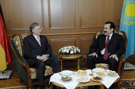 Bundespräsident Horst Köhler (l.) im Gespräch mit Karim Massimow, Ministerpräsident Kasachstans, auf dem Flughafen von Astana.