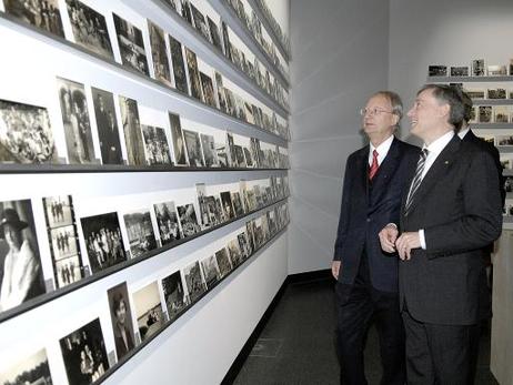 Bundespräsident Horst Köhler (r.) besucht die Ausstellung zum Werk Walter Kempowskis in der Akademie der Künste (l.: Klaus Staeck, Präsident der Akademie der Künste).