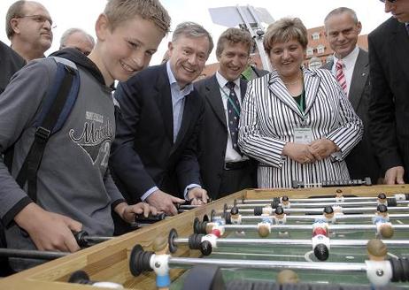 Bundespräsident Horst Köhler auf dem Rundgang über das Jugendevent Move your Body - Stretch your mind der Deutschen Sportjugend in Weimar - Stand der Bundeszentrale für gesundheitliche Aufklärung: Kickern mit Jugendlichen und Thomas Bach.