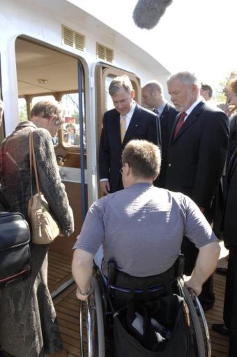 Bundespräsident Horst Köhler (l.) im Gespräch mit dem Rollstuhlfahrer Ralf Kiewel und besichtigen am Samstag (05.05.2007) im Hafen auf der Brücke der 'Wappen von Ueckermünde' (r.: Harald Ringstorff, Ministerpräsident von Mecklenburg-Vorpommern).