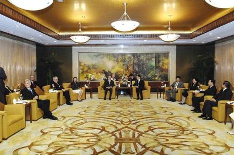 Bundespräsident Horst Köhler (M.l.) wird von Han Zheng, Bürgermeister von Shanghai (M.r.), zu einem Gespräch empfangen.