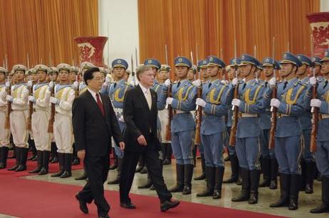 Bundespräsident Horst Köhler wird von Hu Jintao, Präsident Chinas, mit militärischen Ehren in der Großen Halle des Volkes empfangen.