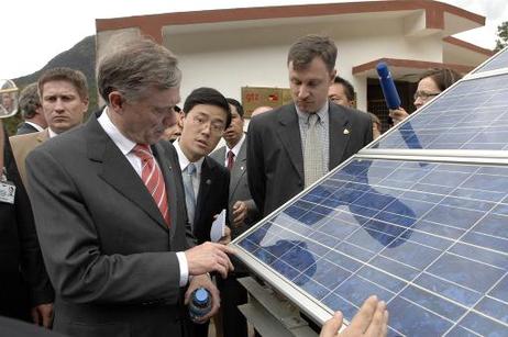 Bundespräsident Horst Köhler besichtigt eine mit deutscher Hilfe gebaute Solaranlage in einem Bergdorf.