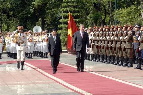 Bundespräsident Horst Köhler wird von Nguyen Minh Triet, Präsident Vietnams, mit militärischen Ehren begrüßt.