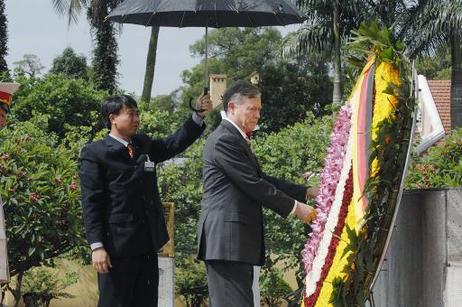 Bundespräsident Horst Köhler legt am Mahnmal der vietnamesischen Nationalhelden und Märtyrer einen Kranz nieder.