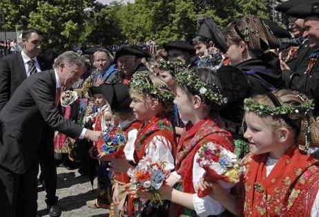 Bundespräsident Horst Köhler wird in Würzburg von Kindern in Tracht begrüßt.