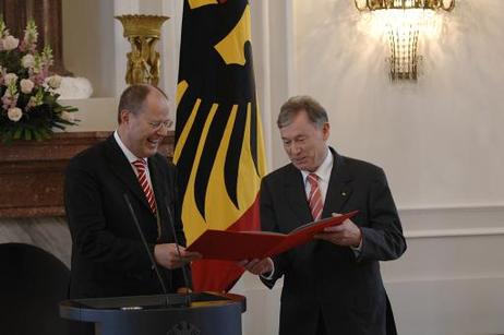 Bundespräsident Horst Köhler (r.) und Peer Steinbrück, Bundesminister der Finanzen, präsentieren eine Sonderbriefmarke im Schloss Bellevue.
